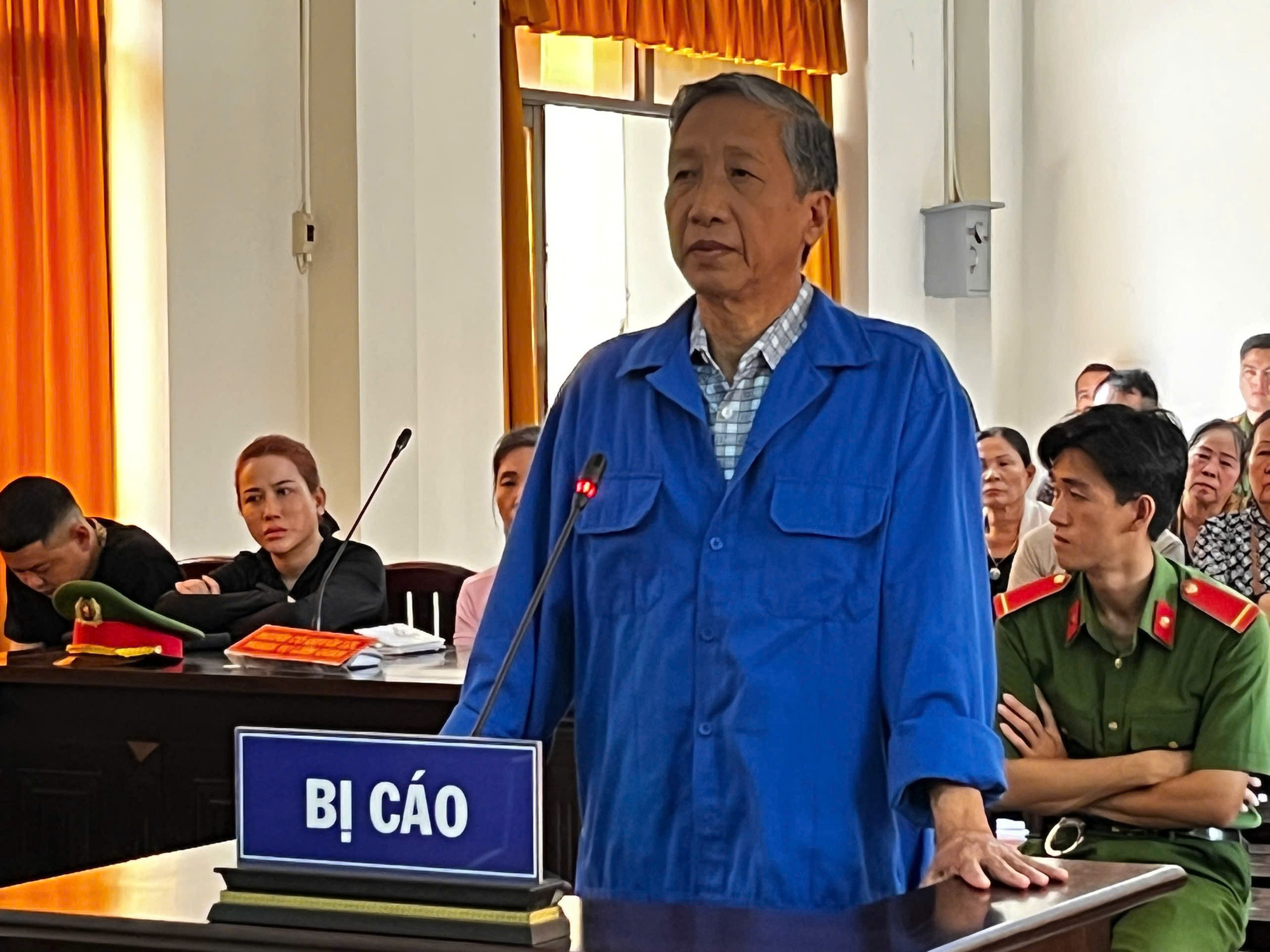 Diễn biến mới từ phi&ecirc;n t&ograve;a cựu Trưởng C&ocirc;ng an Ph&uacute; Quốc lừa đảo t&agrave;i sản - Ảnh 1.