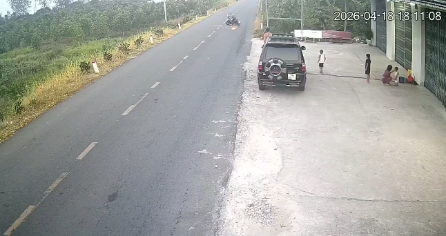 Tai nạn hy hữu: Va phải b&oacute;ng trẻ em đ&aacute; ra đường, người đi xe m&aacute;y tử vong- Ảnh 3.