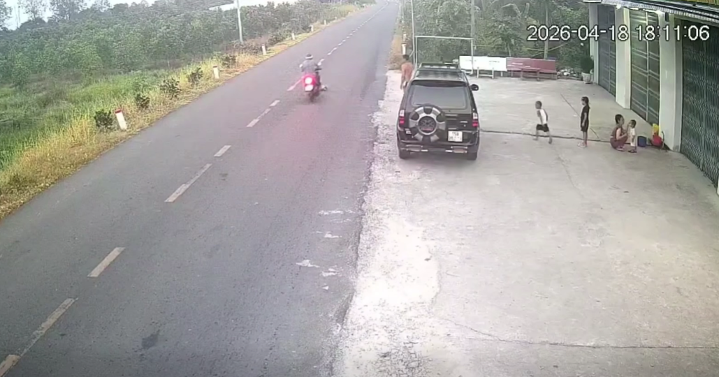 Tai nạn hy hữu: Va phải b&oacute;ng trẻ em đ&aacute; ra đường, người đi xe m&aacute;y tử vong- Ảnh 1.