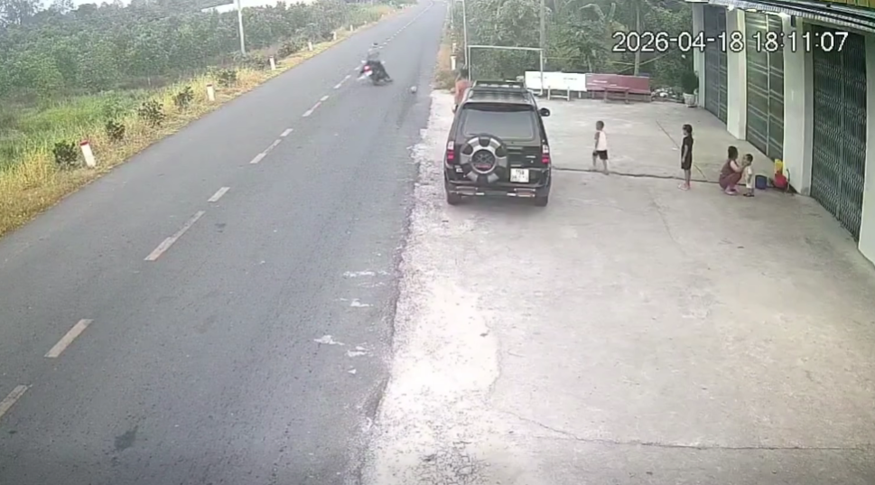 Tai nạn hy hữu: Va phải b&oacute;ng trẻ em đ&aacute; ra đường, người đi xe m&aacute;y tử vong- Ảnh 2.