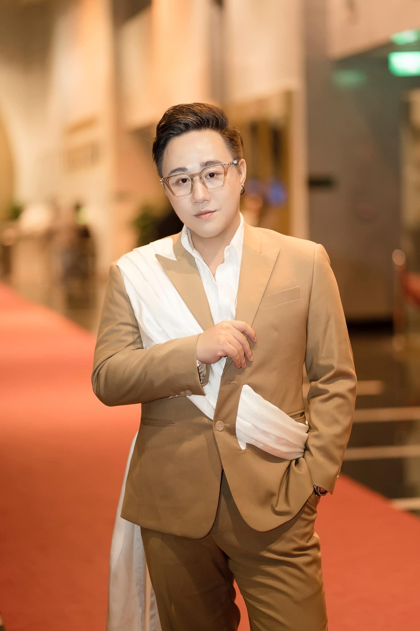 Video: Trung Qu&acirc;n Idol đến thẩm mỹ viện để xin lỗi, mong "c&oacute; cơ hội được gặp trực tiếp b&aacute;c sĩ Trường" - Ảnh 3.