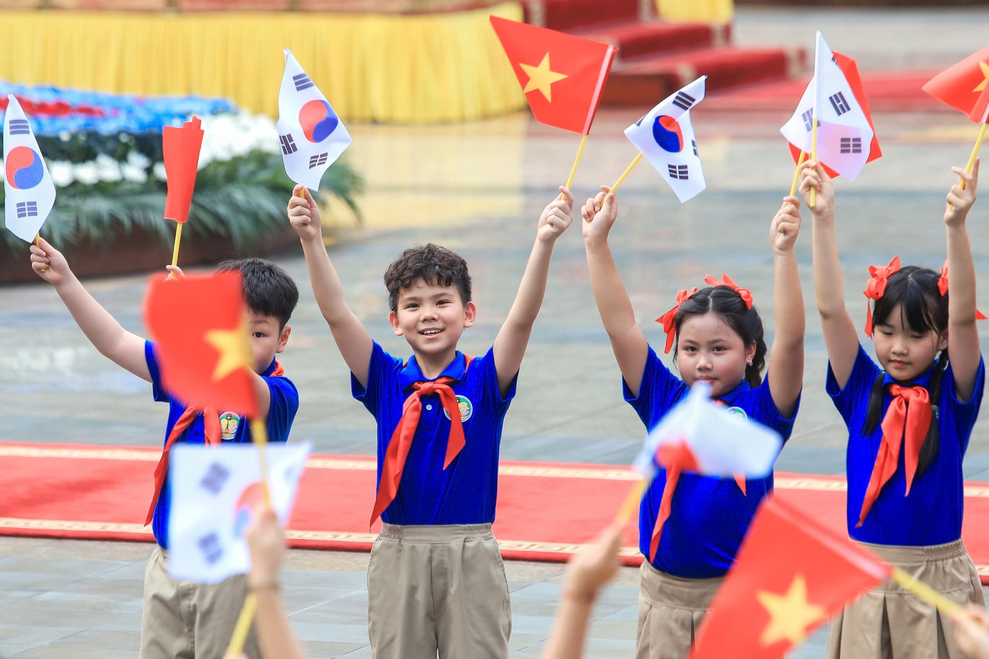 Việt Nam bắn 21 loạt đại b&aacute;c ch&agrave;o mừng Tổng thống H&agrave;n Quốc - Ảnh 3.