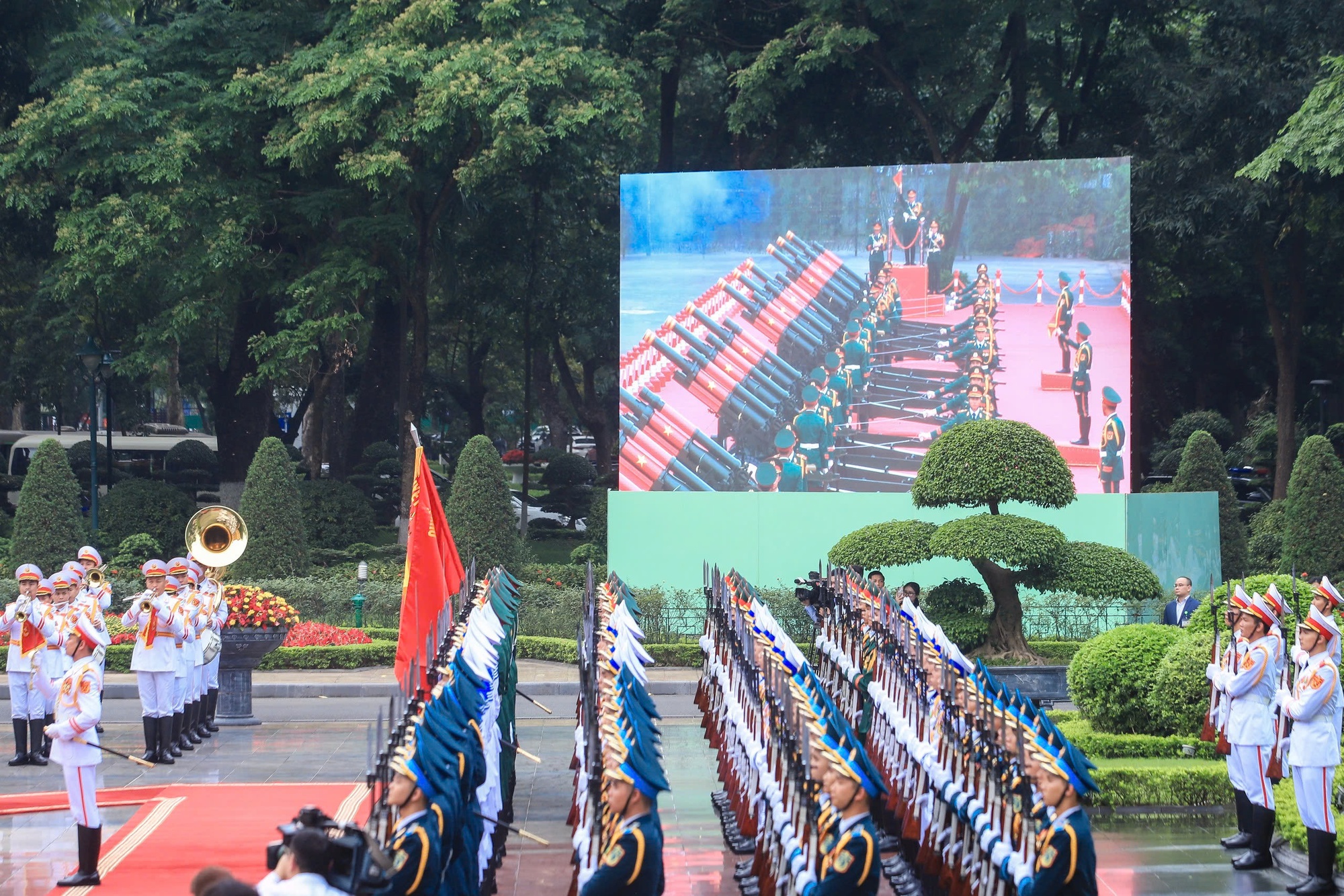 Việt Nam bắn 21 loạt đại b&aacute;c ch&agrave;o mừng Tổng thống H&agrave;n Quốc - Ảnh 8.