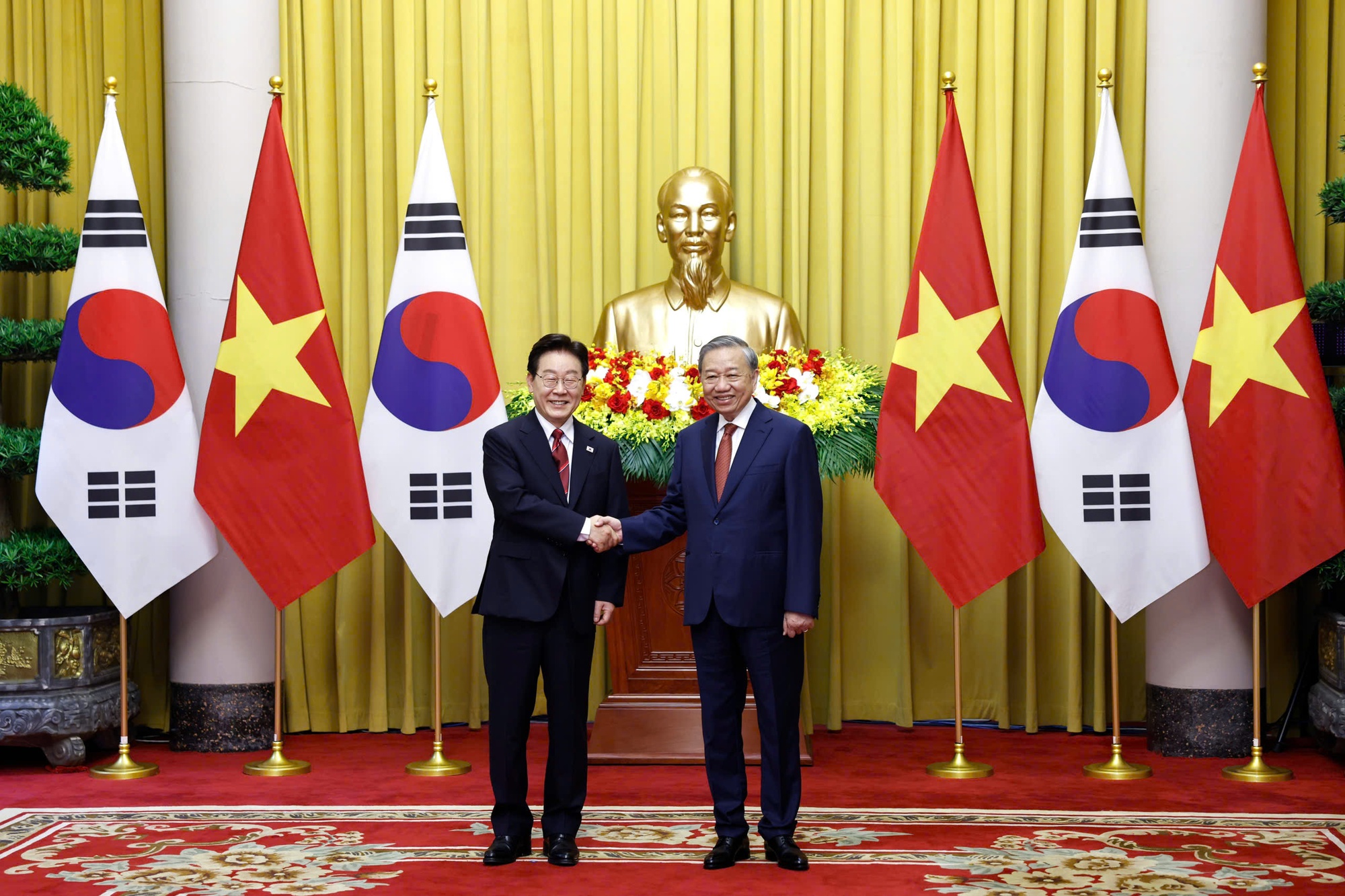 Việt Nam bắn 21 loạt đại b&aacute;c ch&agrave;o mừng Tổng thống H&agrave;n Quốc - Ảnh 21.