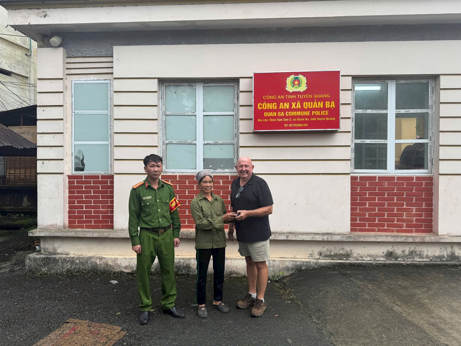 Ph&aacute;t hiện 1 chiếc v&iacute; m&agrave;u đen c&oacute; 300.000 đồng, 830 AUD v&agrave; loạt thẻ t&iacute;n dụng tr&ecirc;n đường đi chợ: C&ocirc;ng an sử dụng biện ph&aacute;p nghiệp vụ v&agrave;o cuộc - Ảnh 2.