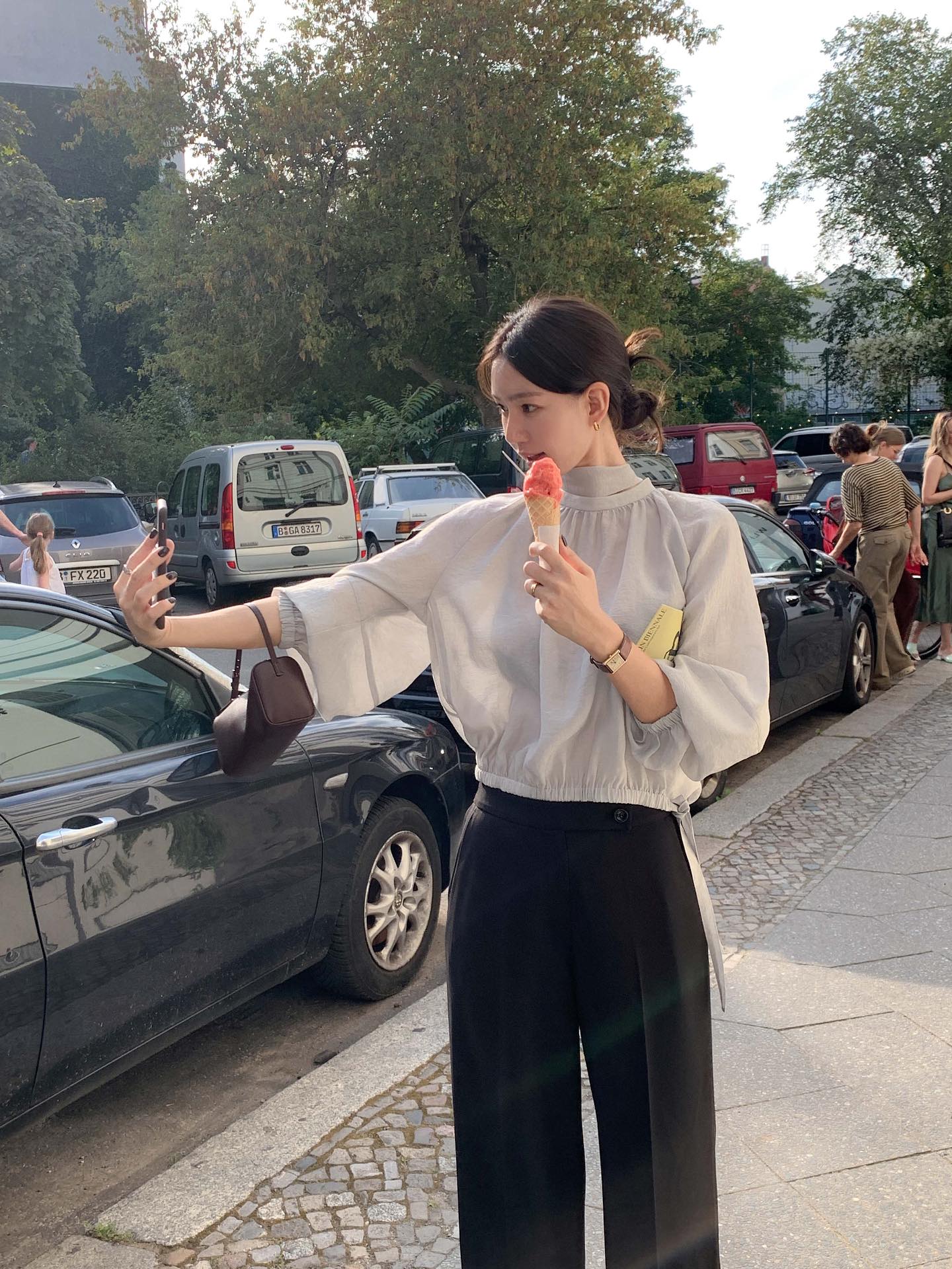 Chỉ cần biết đ&uacute;ng 4 c&aacute;ch mặc &aacute;o blouse, chị em sẽ trở th&agrave;nh ng&ocirc;i sao thời trang c&ocirc;ng sở- Ảnh 6.