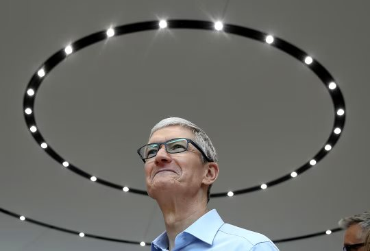 Kết th&uacute;c kỷ nguy&ecirc;n Tim Cook: 15 Năm Apple v&agrave; th&aacute;ch thức AI trị gi&aacute; h&agrave;ng ngh&igrave;n tỷ USD - Ảnh 1.