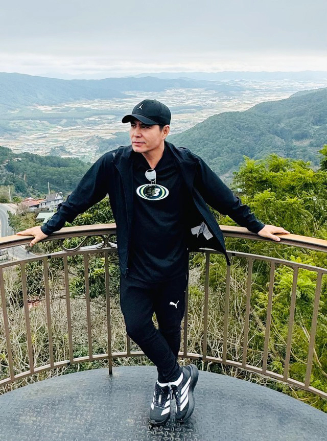 Nam diễn vi&ecirc;n nổi tiếng: Tuổi U60 độc th&acirc;n, vui vẻ b&ecirc;n người đặc biệt gắn b&oacute; 30 năm - Ảnh 1.