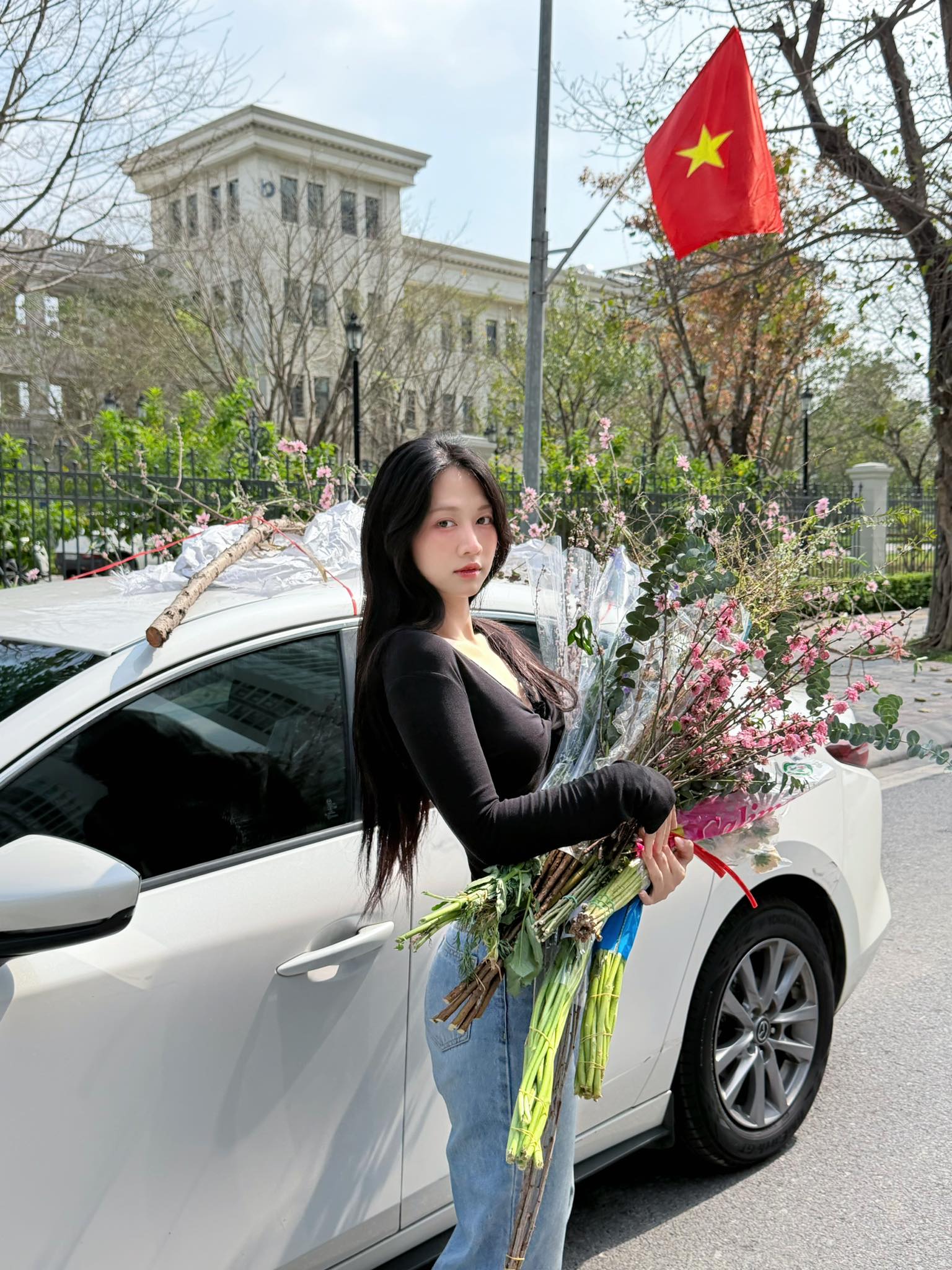 L&ecirc; Bống trổ t&agrave;i "m&uacute;a quạt" cực nghệ, fan phấn kh&iacute;ch khen ngợi hết lời - Ảnh 1.