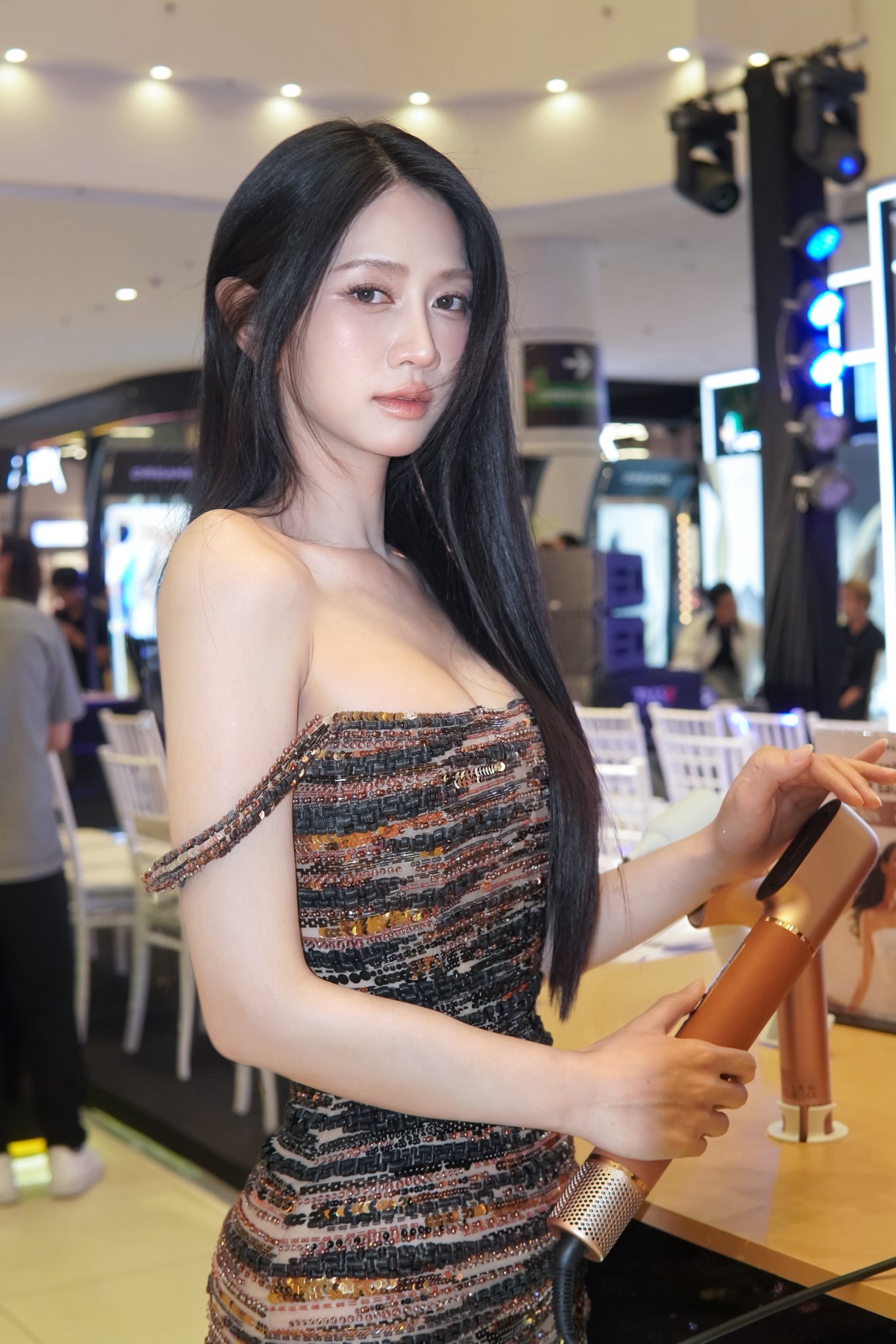 L&ecirc; Bống trổ t&agrave;i "m&uacute;a quạt" cực nghệ, fan phấn kh&iacute;ch khen ngợi hết lời - Ảnh 4.