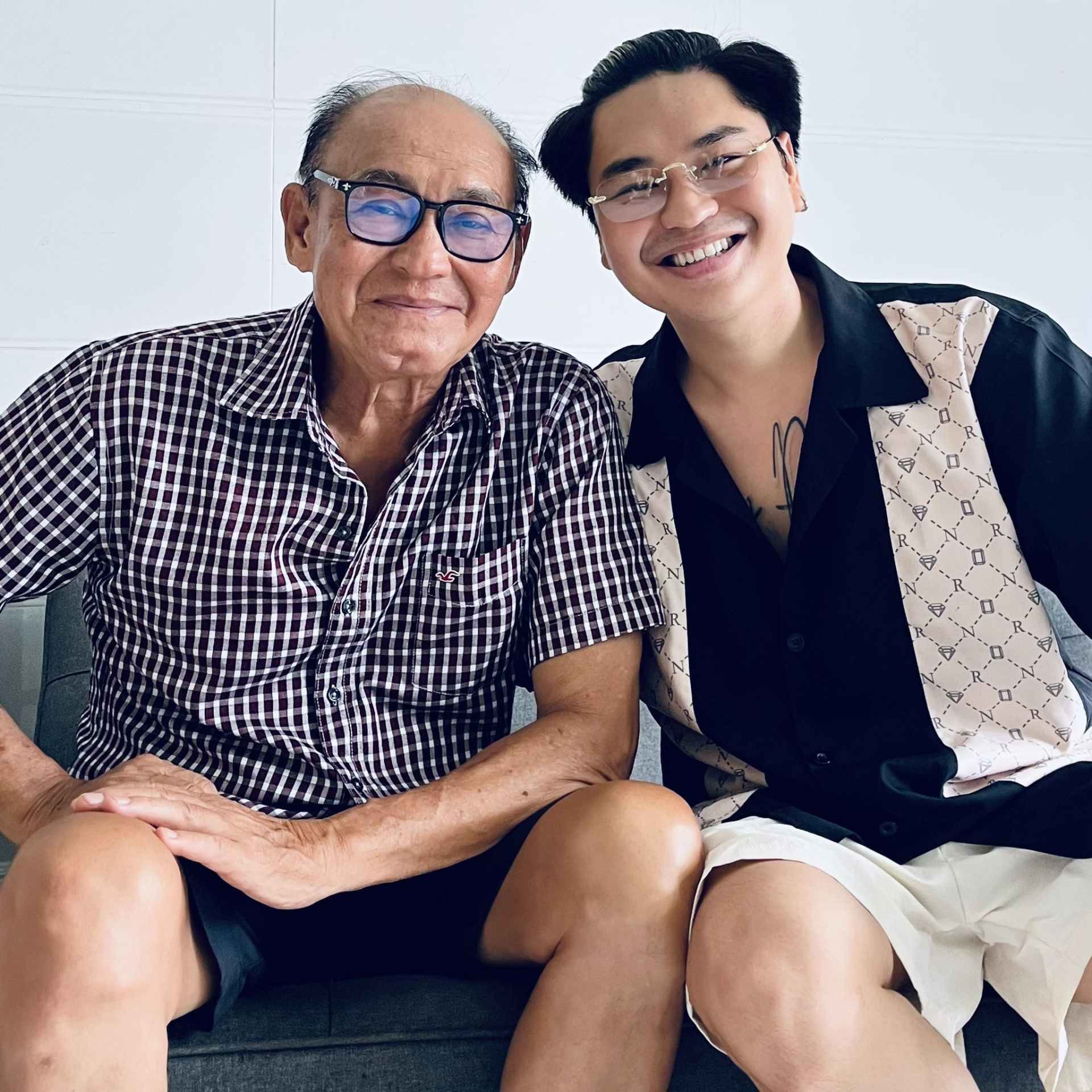 Nam ca sĩ lấy mẹ đơn th&acirc;n nhận m&igrave;nh v&agrave; cha ruột l&agrave; huyền thoại: "D&ugrave; gh&eacute;t cũng kh&ocirc;ng thể phủ nhận" - Ảnh 1.