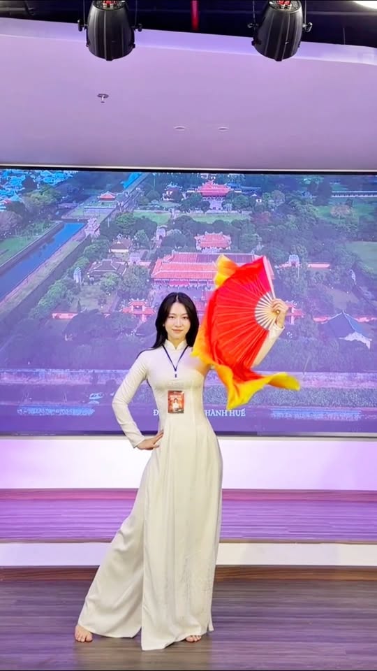 L&ecirc; Bống trổ t&agrave;i "m&uacute;a quạt" cực nghệ, fan phấn kh&iacute;ch khen ngợi hết lời - Ảnh 2.