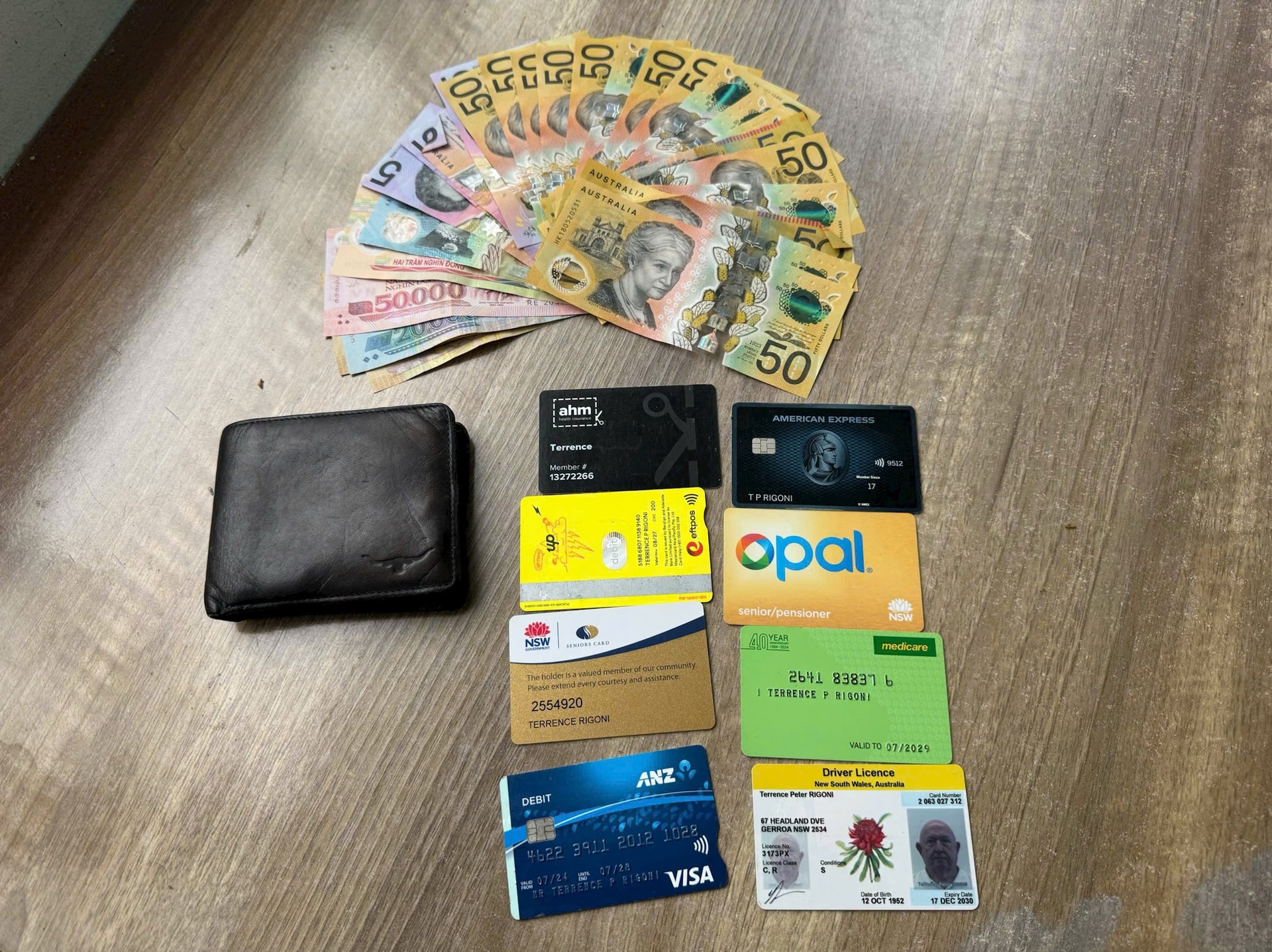 Ph&aacute;t hiện 1 chiếc v&iacute; m&agrave;u đen c&oacute; 300.000 đồng, 830 AUD v&agrave; loạt thẻ t&iacute;n dụng tr&ecirc;n đường đi chợ: C&ocirc;ng an sử dụng biện ph&aacute;p nghiệp vụ v&agrave;o cuộc - Ảnh 1.