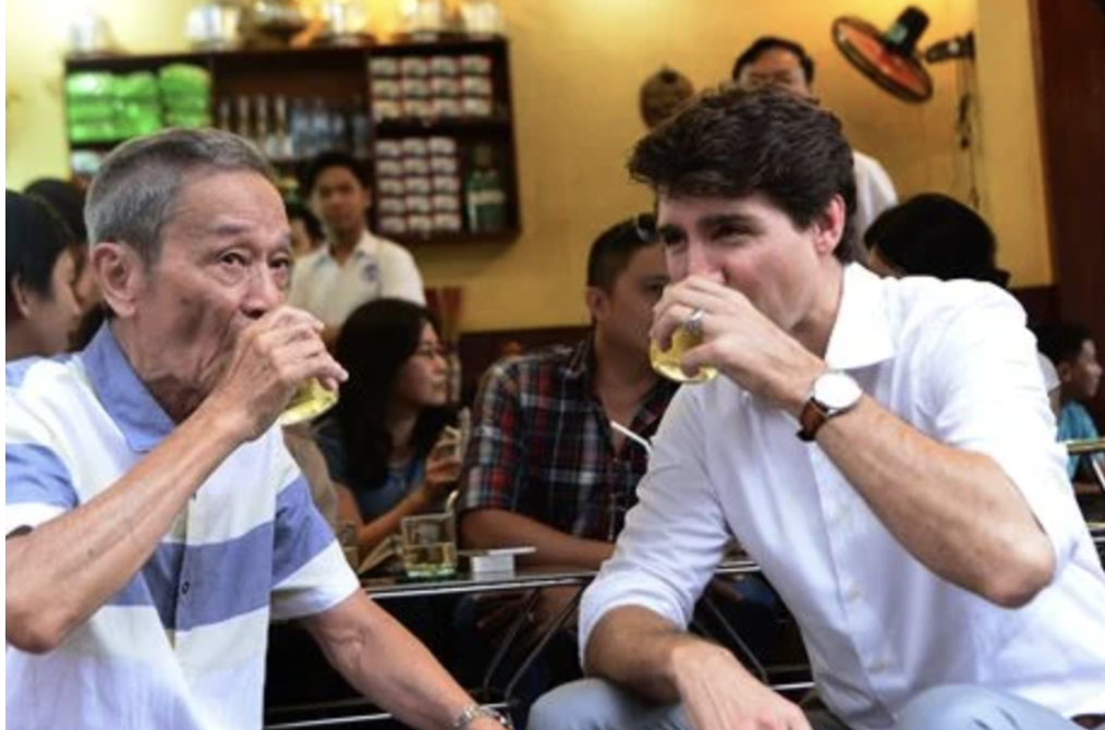 Kh&aacute;m ph&aacute; đời sống Việt Nam qua tr&agrave; đ&aacute;, c&agrave; ph&ecirc; bệt v&agrave; xe m&aacute;y - Ảnh 2.