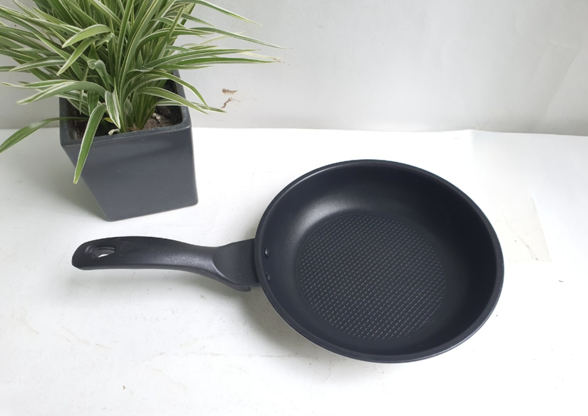 Lời khuy&ecirc;n quan trọng cho gia đ&igrave;nh sử dụng chảo đ&uacute;ng c&aacute;ch - Ảnh 1.