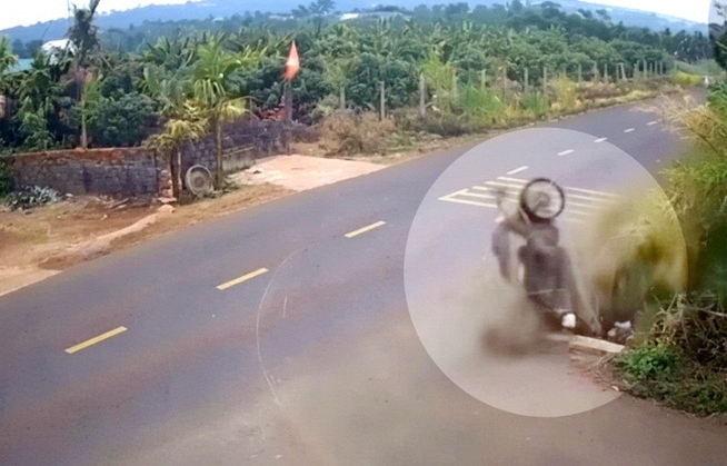 Nam sinh ở Đắk Lắk t&ocirc;ng v&agrave;o lề đường văng xuống cống, tử vong: Xuất hiện th&ecirc;m nghi vấn - Ảnh 1.