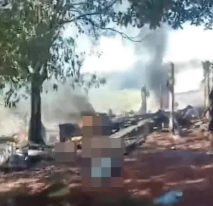 Rơi m&aacute;y bay chở tiền, người d&acirc;n tr&agrave;n v&agrave;o hiện trường lấy đi h&agrave;ng triệu USD - Ảnh 1.