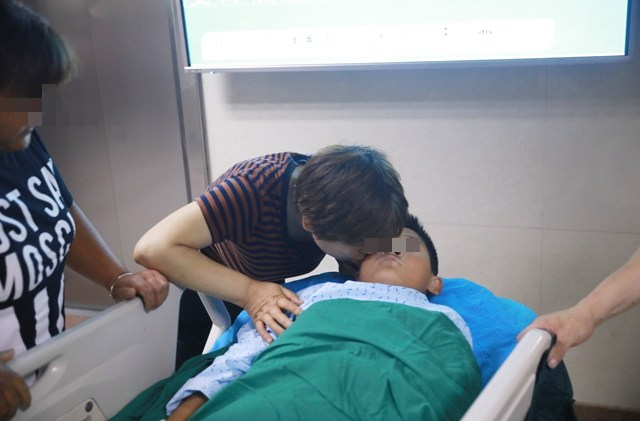 Bé trai 8 tuổi ho ra máu suốt 10 ngày, bác sĩ gắp được 