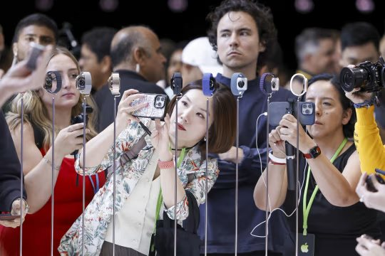 Kết th&uacute;c kỷ nguy&ecirc;n Tim Cook: 15 Năm Apple v&agrave; th&aacute;ch thức AI trị gi&aacute; h&agrave;ng ngh&igrave;n tỷ USD - Ảnh 5.