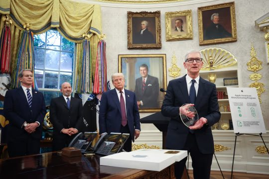 Kết th&uacute;c kỷ nguy&ecirc;n Tim Cook: 15 Năm Apple v&agrave; th&aacute;ch thức AI trị gi&aacute; h&agrave;ng ngh&igrave;n tỷ USD - Ảnh 4.