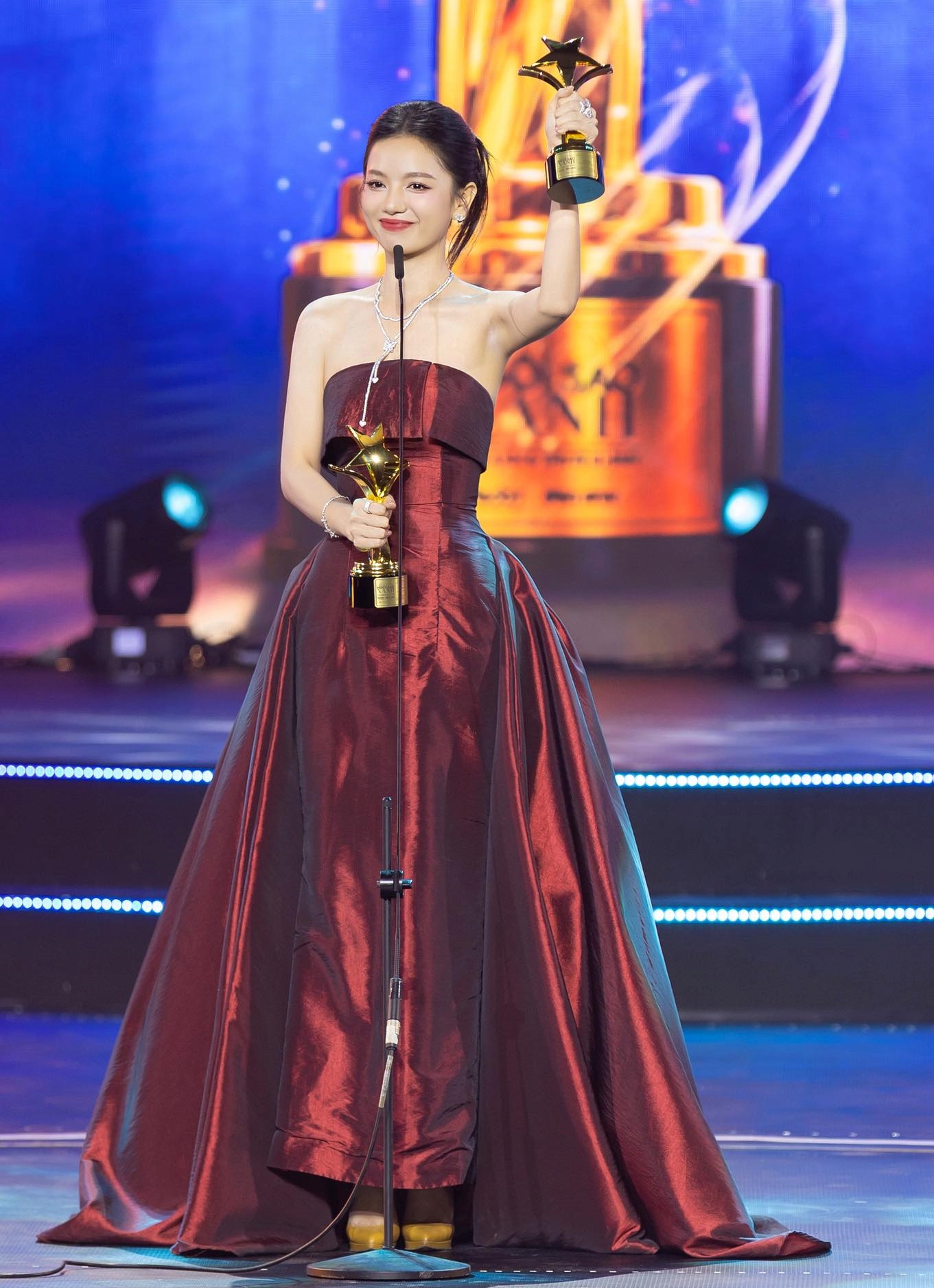 Ngọc nữ mới của Vbiz đi họp b&aacute;o th&ocirc;i m&agrave;, c&oacute; cần đẹp vậy kh&ocirc;ng: Visual đỉnh b&aacute; ch&aacute;y, m&ecirc; hơn cả điếu đổ- Ảnh 6.