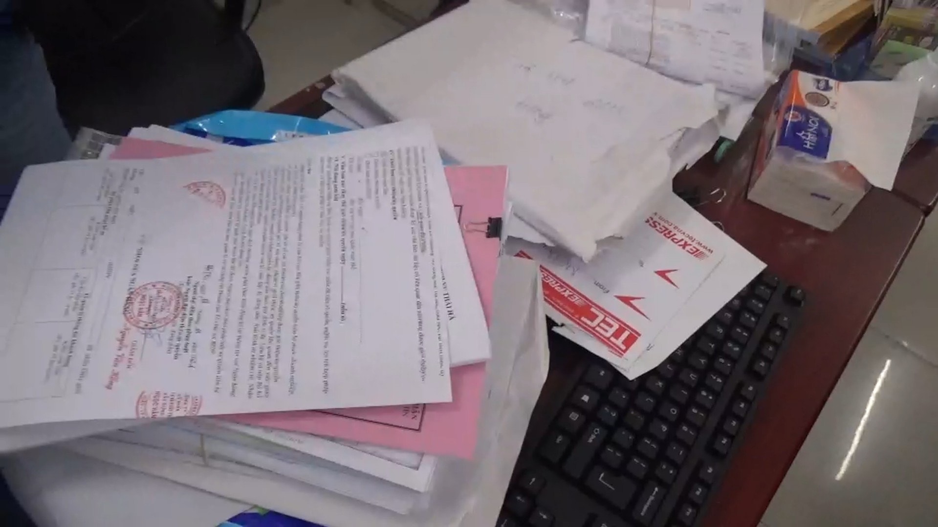 C&ocirc;ng an tiết lộ thủ đoạn mua b&aacute;n h&oacute;a đơn khống: Tiền vẫn chạy qua ng&acirc;n h&agrave;ng, nhưng giao dịch kh&ocirc;ng c&oacute; thật - Ảnh 1.