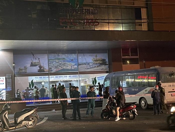 Cháy căn hộ tầng 16 chung cư ở TPHCM, cư dân hoảng hốt tháo chạy - Ảnh 2.