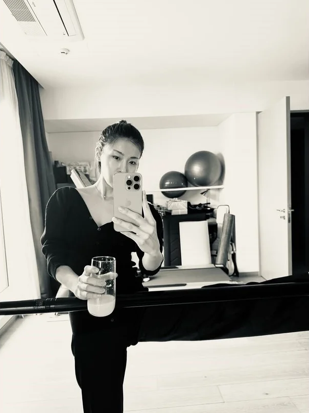 Đ&ocirc;i ch&acirc;n đẹp nức tiếng, Kpop phải ghi danh v&agrave;o lời h&aacute;t của Ha Ji Won giờ ra sao ở tuổi 48?- Ảnh 7.