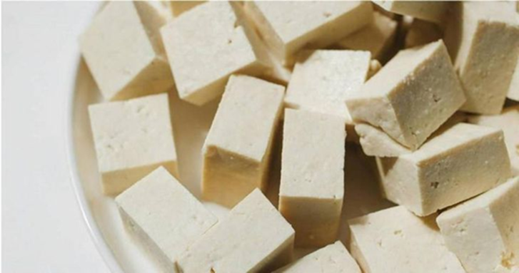 Đậu phụ mua về c&oacute; n&ecirc;n rửa kh&ocirc;ng? Đầu bếp chuy&ecirc;n nghiệp đưa ra c&acirc;u trả lời g&acirc;y bất ngờ - Ảnh 1.