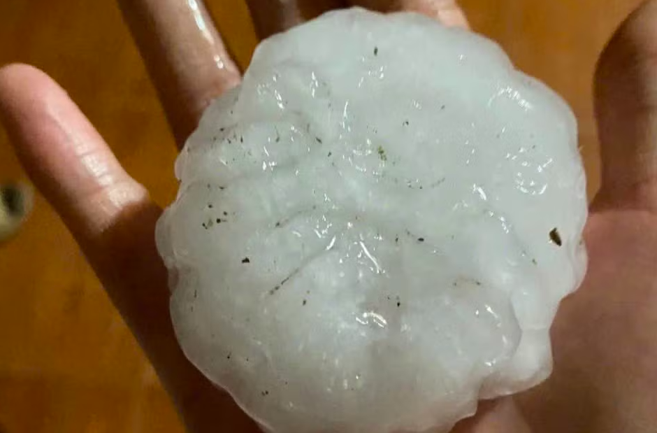 Kh&ocirc;ng kh&iacute; lạnh cuối m&ugrave;a g&acirc;y mưa đ&aacute; Bắc Bộ , lốc v&agrave; gi&oacute; giật mạnh - Ảnh 1.