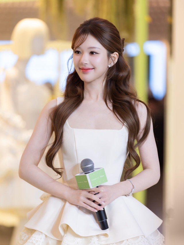 Nể Triệu Lộ Tư: Chỉnh gi&agrave;y th&ocirc;i cũng tạo khoảnh khắc triệu view, sao nổi tiếng chiếu mệnh r&otilde; r&agrave;ng!- Ảnh 6.