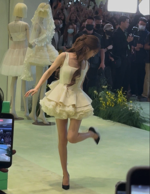 Nể Triệu Lộ Tư: Chỉnh gi&agrave;y th&ocirc;i cũng tạo khoảnh khắc triệu view, sao nổi tiếng chiếu mệnh r&otilde; r&agrave;ng!- Ảnh 2.