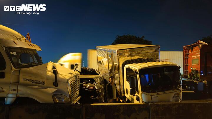 Vụ tai nạn li&ecirc;n ho&agrave;n tr&ecirc;n cầu Ph&uacute; Mỹ: Xe Porsche v&agrave; 5 xe tải tắc đường nhiều giờ - Ảnh 3.