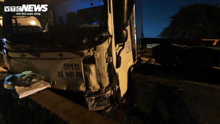 Vụ tai nạn li&ecirc;n ho&agrave;n tr&ecirc;n cầu Ph&uacute; Mỹ: Xe Porsche v&agrave; 5 xe tải tắc đường nhiều giờ - Ảnh 2.