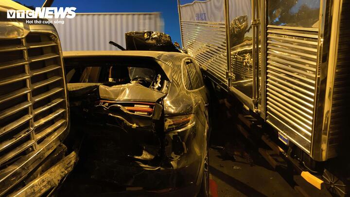 Vụ tai nạn li&ecirc;n ho&agrave;n tr&ecirc;n cầu Ph&uacute; Mỹ: Xe Porsche v&agrave; 5 xe tải tắc đường nhiều giờ - Ảnh 1.