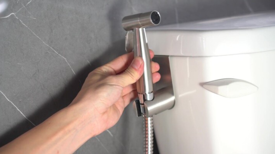 Lời khuy&ecirc;n khi sử dụng v&ograve;i xịt vệ sinh để tr&aacute;nh vi&ecirc;m nhiễm - Ảnh 1.