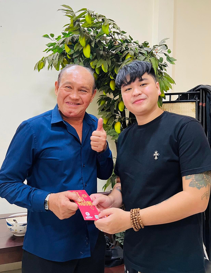 Nam ca sĩ lấy mẹ đơn th&acirc;n nhận m&igrave;nh v&agrave; cha ruột l&agrave; huyền thoại: "D&ugrave; gh&eacute;t cũng kh&ocirc;ng thể phủ nhận" - Ảnh 3.