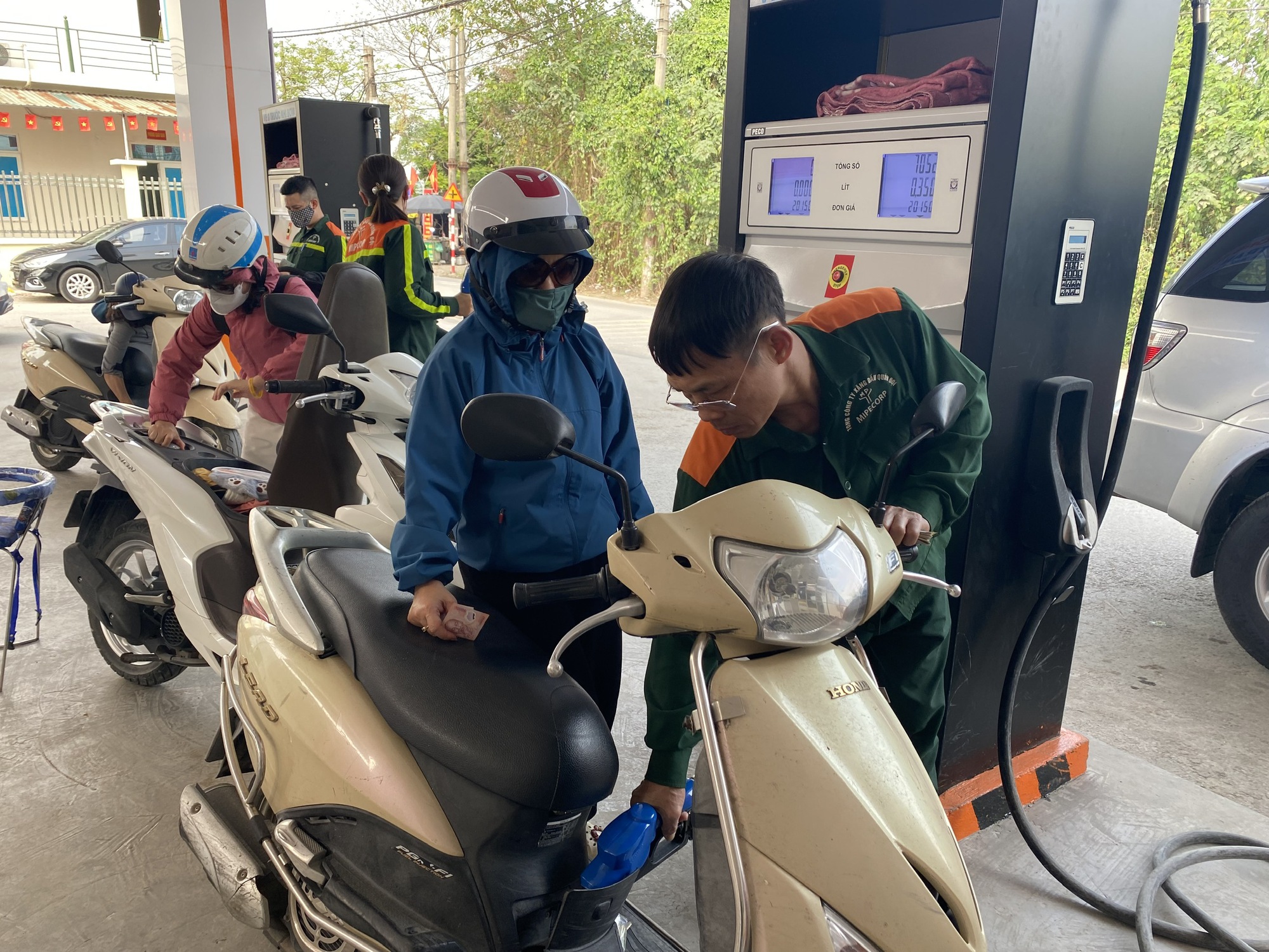 Điều chỉnh gi&aacute; xăng dầu Tại việt nam năm 2026: Xu hướng v&agrave; ảnh hưởng kinh tế - Ảnh 1.