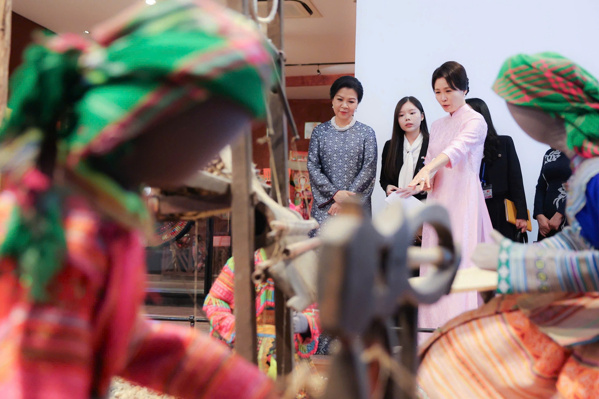 Hai Đệ nhất Phu nhân Việt Nam - Hàn Quốc thăm Bảo tàng Dân tộc học Việt Nam - Ảnh 4.