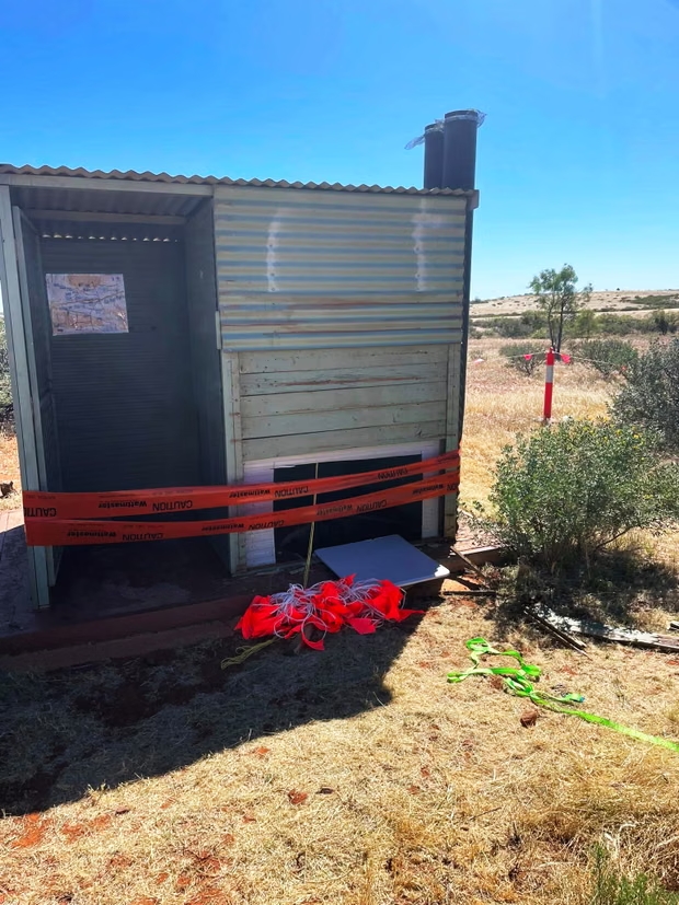 Du kh&aacute;ch mắc kẹt 3 giờ trong hố vệ sinh tại Australia - Ảnh 1.