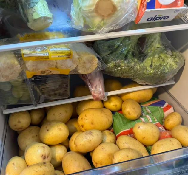 Đừng nh&eacute;t 7 thứ n&agrave;y v&agrave;o tủ lạnh nữa: C&agrave;ng bảo quản c&agrave;ng mất tiền oan- Ảnh 2.