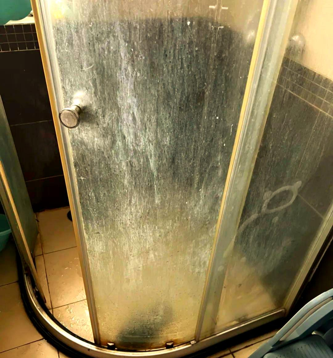 Nhiều gia đ&igrave;nh bỏ v&aacute;ch tắm k&iacute;nh: 5 giải ph&aacute;p thay thế gi&uacute;p ph&ograve;ng tắm gọn hơn, đỡ phải lau dọn mỗi ng&agrave;y - Ảnh 1.