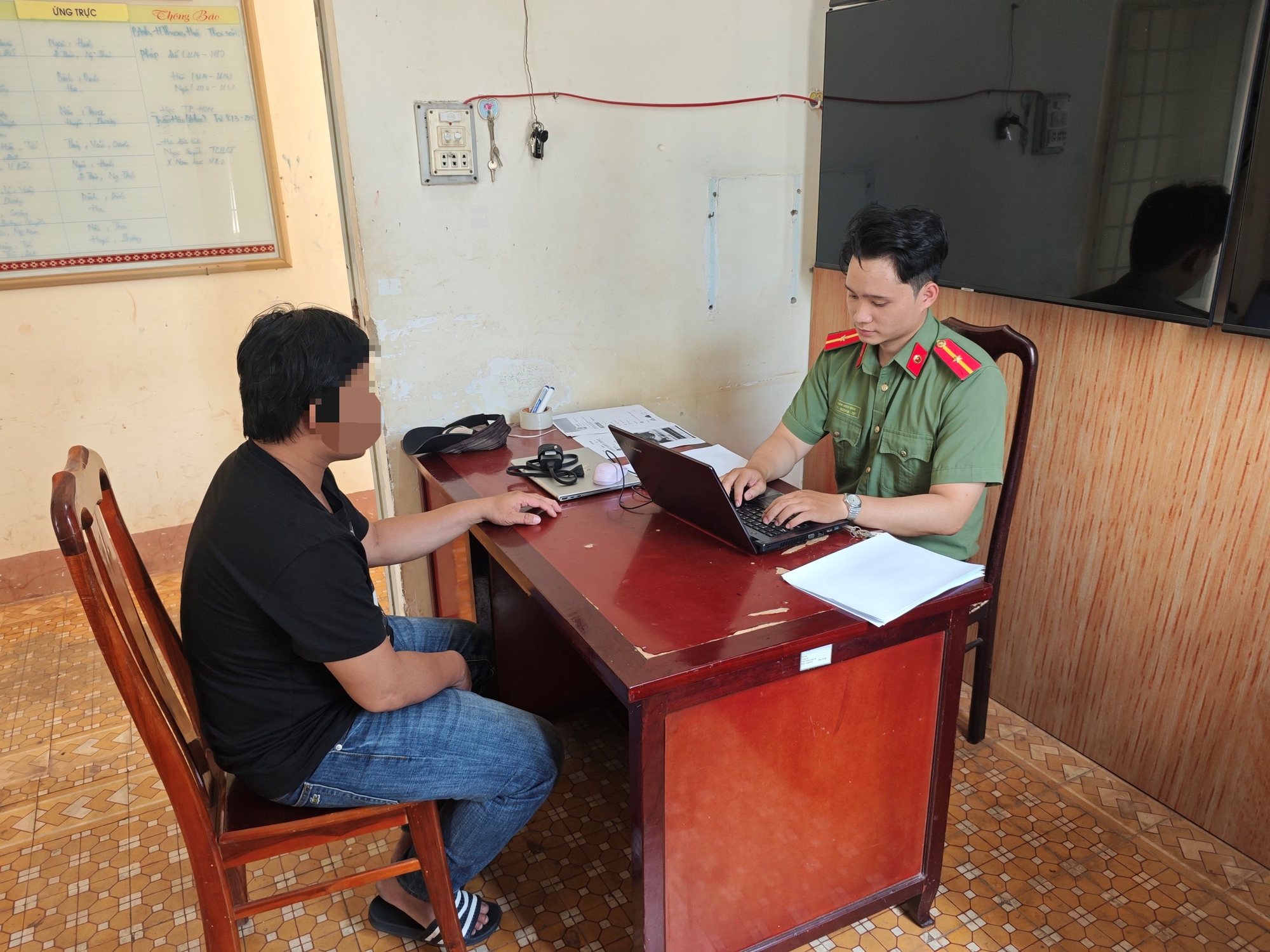 C&ocirc;ng an Đắk Lắk l&agrave;m việc với 12 t&agrave;i khoản đăng th&ocirc;ng tin sai sự thật vụ nam sinh tử vong - Ảnh 1.