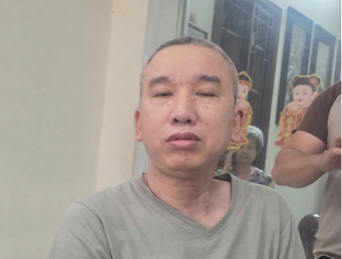 Khám xét khẩn cấp, bắt tạm giam chủ cửa hàng điện thoại Đỗ Thế Hùng - Ảnh 2.