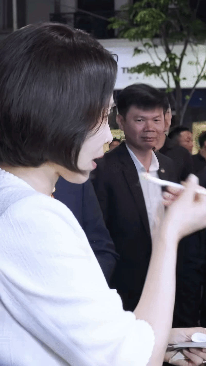 Phản ứng của Tổng thống Hàn Quốc và Phu nhân khi ăn 1 loại quả trên đường phố Việt Nam - Ảnh 3.