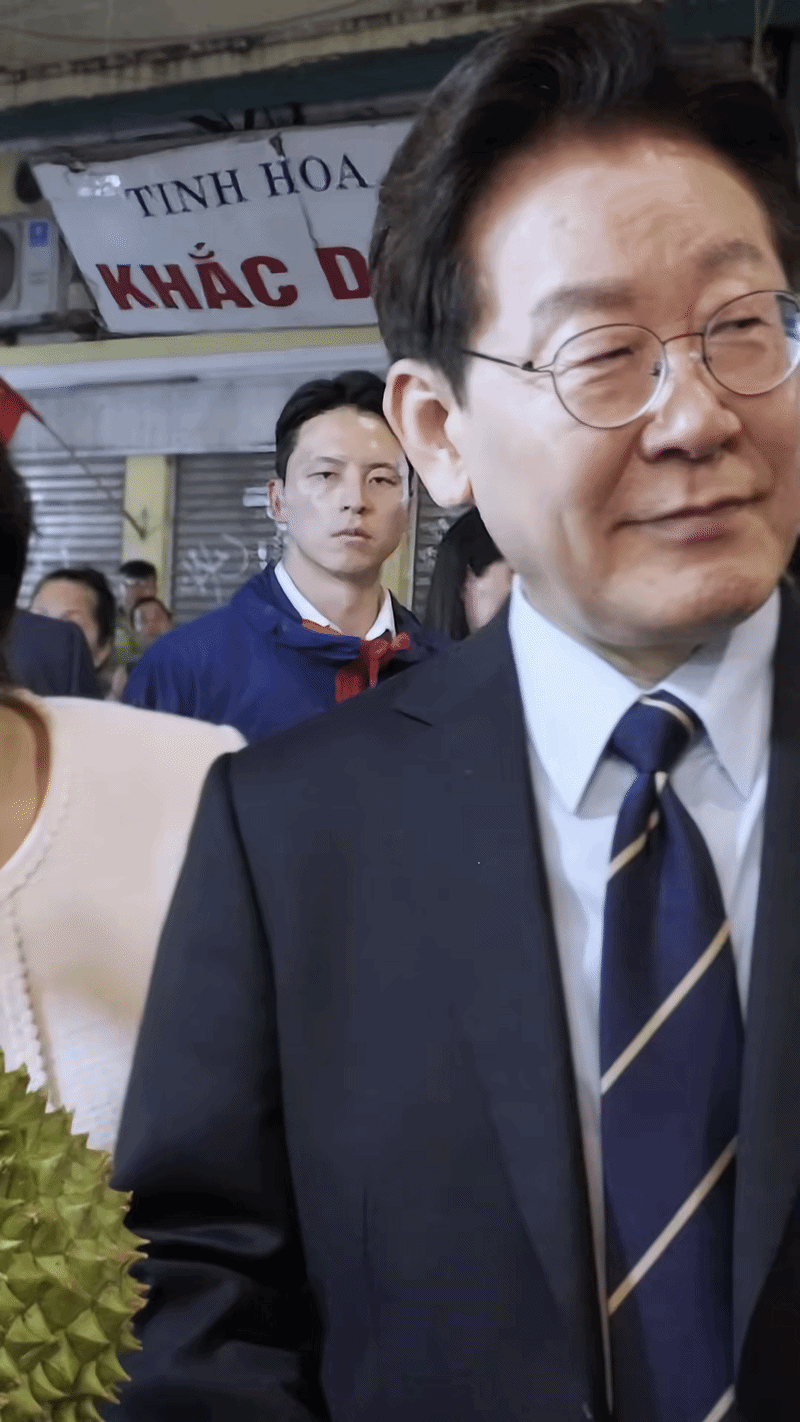 Phản ứng của Tổng thống Hàn Quốc và Phu nhân khi ăn 1 loại quả trên đường phố Việt Nam - Ảnh 1.