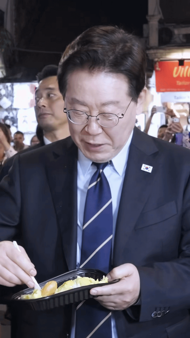 Phản ứng của Tổng thống Hàn Quốc và Phu nhân khi ăn 1 loại quả trên đường phố Việt Nam - Ảnh 4.