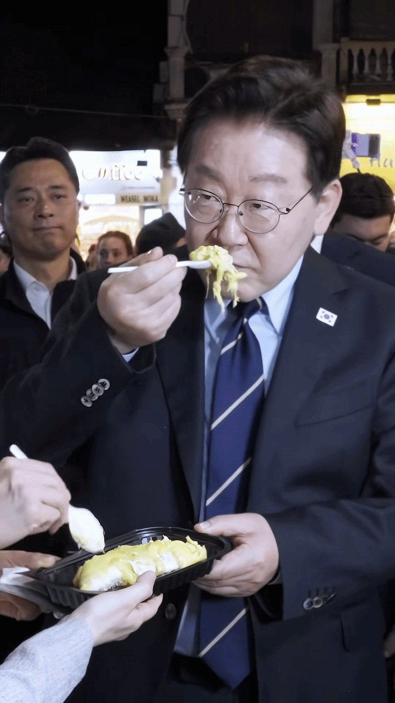 Phản ứng của Tổng thống Hàn Quốc và Phu nhân khi ăn 1 loại quả trên đường phố Việt Nam - Ảnh 2.