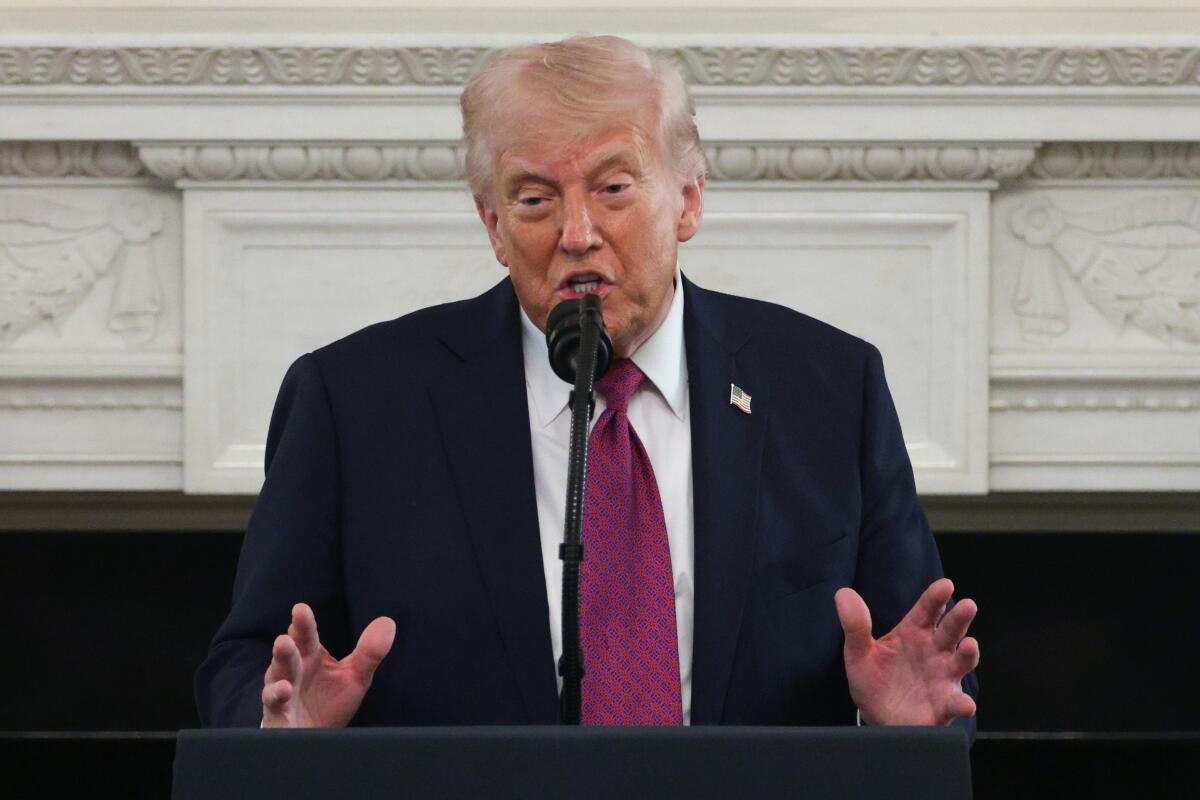 Tổng thống Trump ra lệnh "rắn" với hải qu&acirc;n Mỹ về c&aacute;c t&agrave;u thả thủy l&ocirc;i của Iran: Chỉ 3 từ - Ảnh 2.