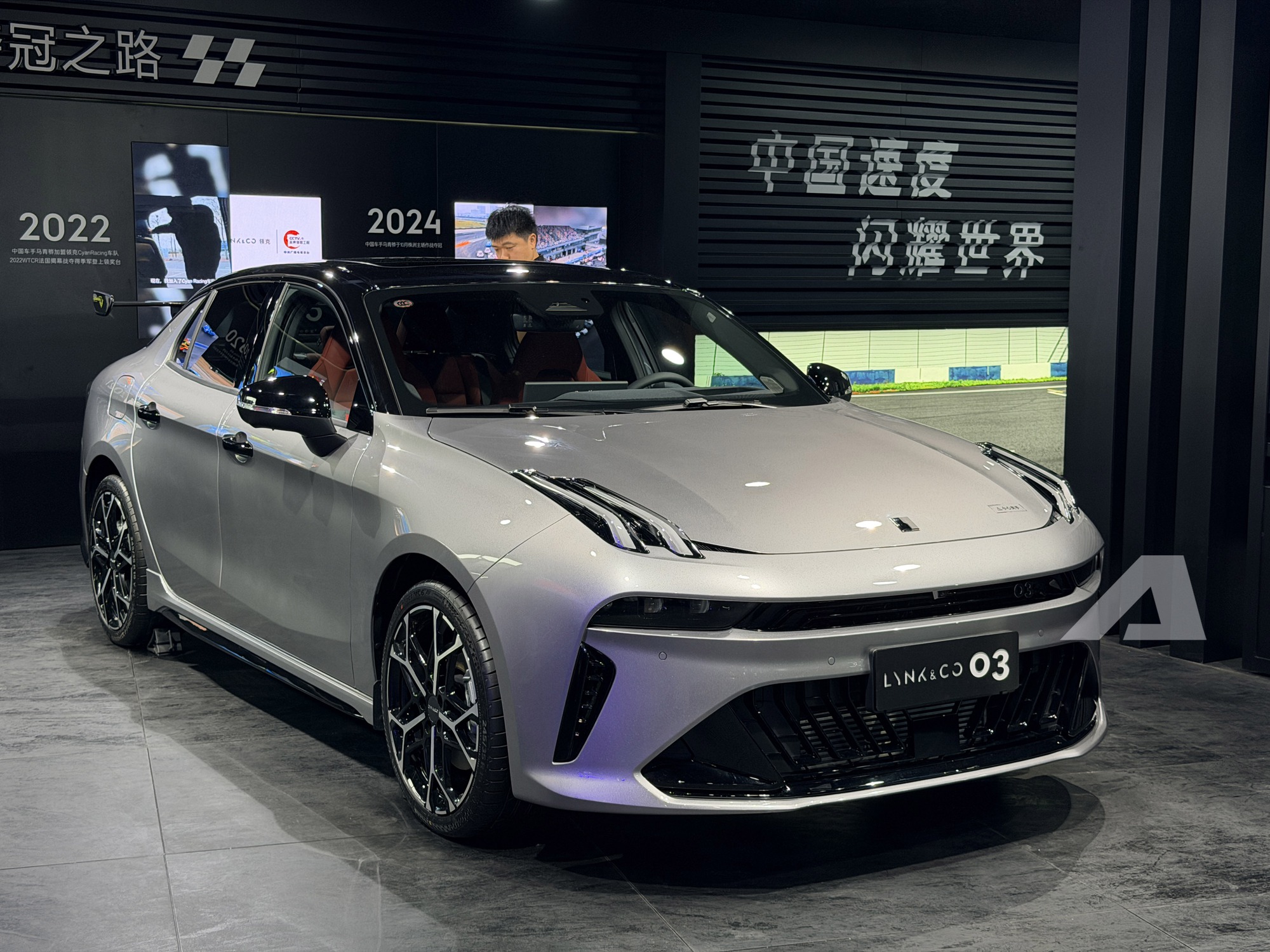 Xem trước Lynk & Co 03 sắp ra mắt Việt Nam: Thiết kế nội, ngoại thất thể thao ngay từ bản thường, dễ lấy kh&aacute;ch của Civic, Elantra- Ảnh 1.